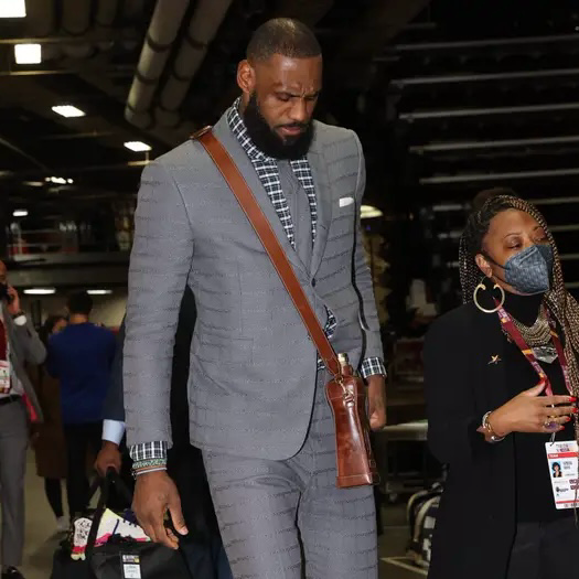 LeBron James carrying the custom Lobos 1707 leather bottle case